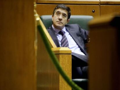 Patxi López, durante una de las sesiones plenarias en el Parlamento de Vitoria.