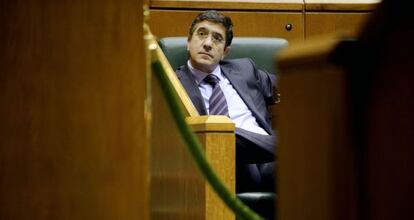 Patxi López, durante una de las sesiones plenarias en el Parlamento de Vitoria.