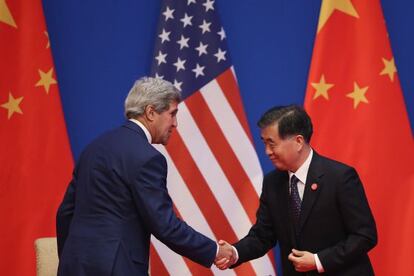 John Kerry y el viceprimer ministro chino Wang Yang, en Pek&iacute;n.