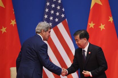 John Kerry e o vice-primeiro-ministro chinês Wang Yang, em Pequim.