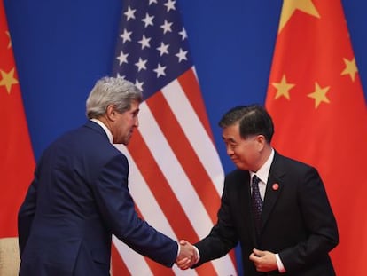 John Kerry e o vice-primeiro-ministro chinês Wang Yang, em Pequim.