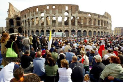 Un millón de fieles han seguido en distintos puntos de Roma la ceremonia del funeral.