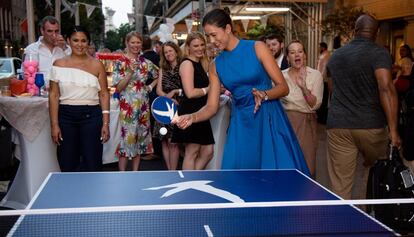 Garbiñe Muguruza jugando 'ping-pong' en el hotel The Pierre de Nueva York.