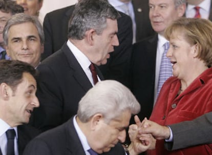 Nicolas Sarkozy, Gordon Brown y Angela Merkel, el pasado diciembre durante la cumbre de jefes de Estado de la UE en Bruselas