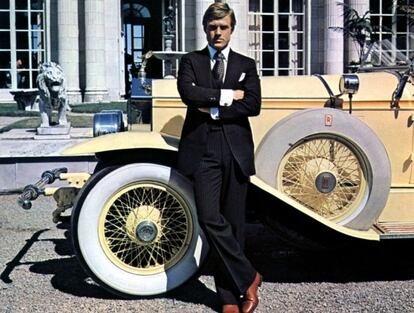 En plena oleada de nostalgia y celebración del llamado cine retro, el vestuario creado por Theoni V. Aldredge con la ayuda inestimable de Ralph Lauren se llevaba el Oscar con sus trajes a medida para Robert Redford y pamelas para Mia Farrow en 'El gran Gatsby' (Jack Clayton, 1974). Otra vez, esa poderosa maquinaria entre industria, 'marketing', cine y moda se ponía en funcionamiento y los escaparates se llenaron de los despreocupados años veinte.