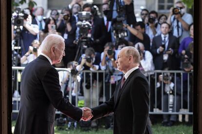 Vladímir Putin y Joe Biden se saludan al inicio de la cumbre celebrada en Ginebra.