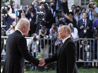 Vladímir Putin y Joe Biden se saludan al inicio de la cumbre celebrada en Ginebra.