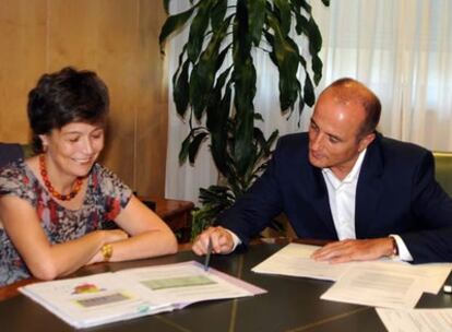 Miguel Sebastián y la presidenta del CSN durante su reunión.