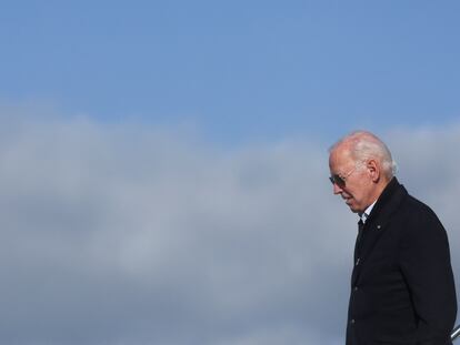 El presidente de Estados Unidos, Joe Biden, llega a Moffett Field para inspeccionar las zonas dañadas por el mal tiempo en la costa central de California, este jueves.