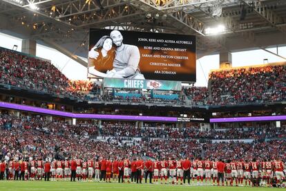 Los dos equipos de la Super Bowl LIV rindieron un homenaje al fallecido jugador de la NBA, Kobe Bryant, y a su hija, Gianna Bryant, antes del arranque del partido.
