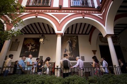 En la imagen réplicas de las obras 'La Inmaculada de Los Venerables' (d) y 'La virgen con el niño entregando pan a unos sacerdotes' (i). En el patio del Hospital de los Venerables Sacerdotes.