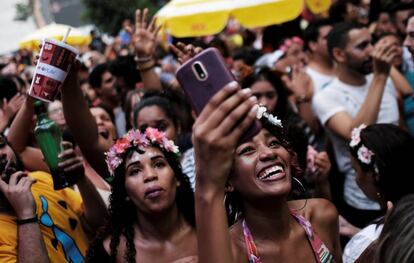 Foliões no bloco do Acadêmicos do Baixo Augusta, em São Paulo, no domingo.