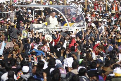 Francisco saluda a la multitud antes de celebrar la misa.