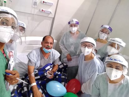 Comemoração de aniversário de 65 anos de Américo Cardoso Vieira, durante tratamento da covid-19 no hospital de campanha do Ibirapuera.