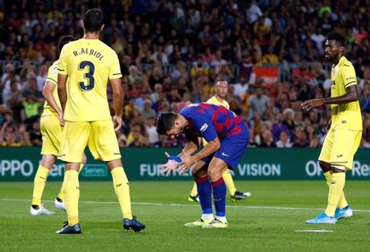 Luis Suárez gesticula tras una jugada.