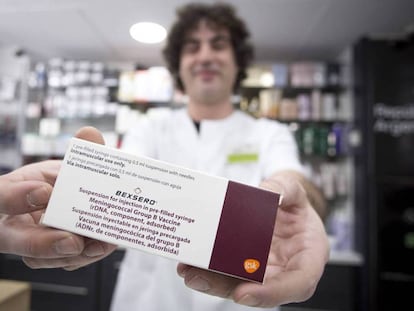 Un farmacèutic de Sevilla amb la vacuna.