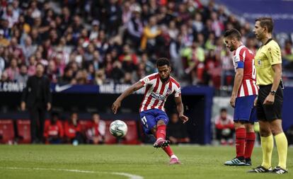 Lemar chuta a puerta ante la presencia de Koke durante el último Atlético-Valencia.