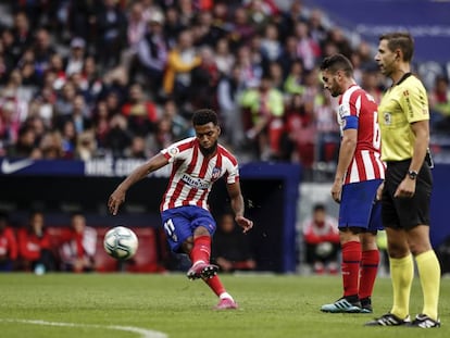 Lemar chuta a puerta ante la presencia de Koke durante el último Atlético-Valencia.