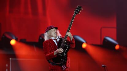 Angus Young, durante el concierto de AC/DC anoche en Sevilla.