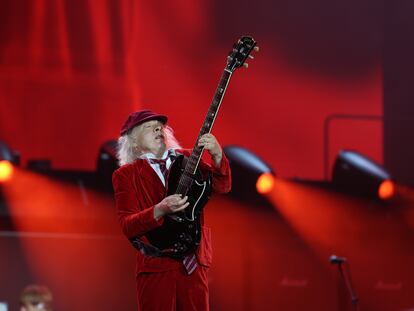 Angus Young, durante el concierto de AC/DC anoche en Sevilla.