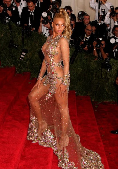 Beyoncé es otra de esas famosas que acude a la alfombra roja sin dejar nada a la imaginación. La cantante se puso este modelo, compuesto por un tul transparente y pedredira colocada para que tapara solo sus partes íntimas, en la gala del MET del pasado año.