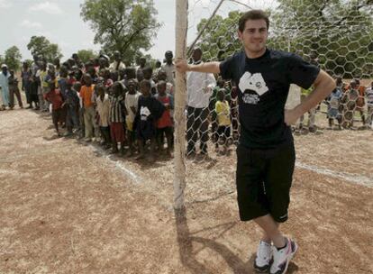 Casillas, durante el partido que jugó con un grupo de nuños en Malí.