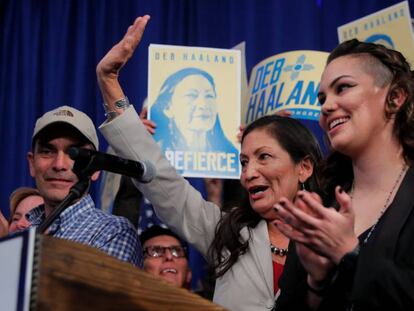 A candidata democrata Deb Haaland comemora a vitória em Albuquerque (Novo México)