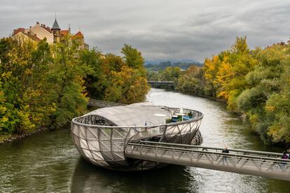 Vista del Murinsel, el puente-isla del río Mura.