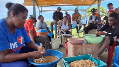 Personas preparan alimentios en las cercanías del Río Esmeraldas, Ecuador el 25 de marzo 2025.