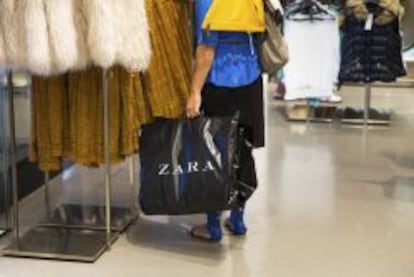 Una cliente en una tienda de Zara.