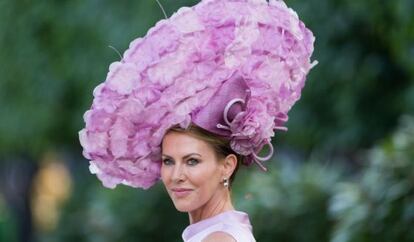 Impresionantes sombreros de todos los colores llenan las tribunas de Ascot.