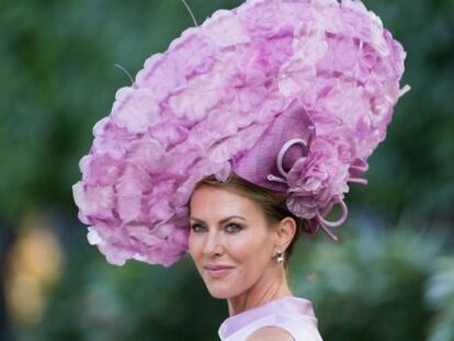 Impresionantes sombreros de todos los colores llenan las tribunas de Ascot.