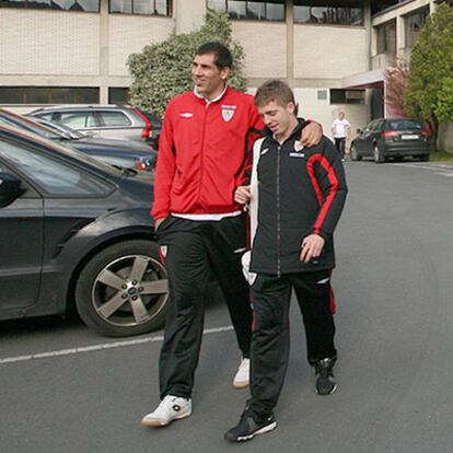Gorka Iraizoz e Iker Muniain se dirigen al autobús que llevó ayer al equipo rojiblanco a Madrid.