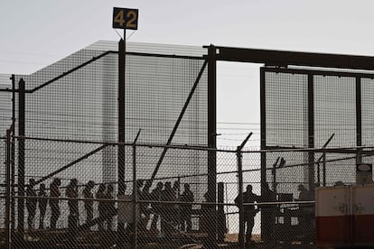 Migrantes hacen fila en la frontera entre Ciudad Juárez y El Paso