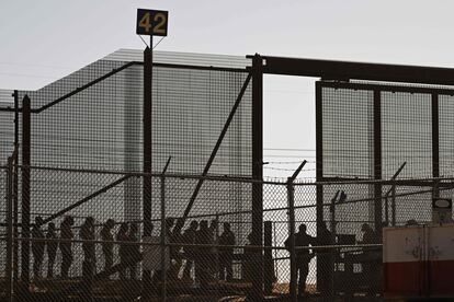 Migrantes hacen fila en la frontera entre Ciudad Juárez y El Paso