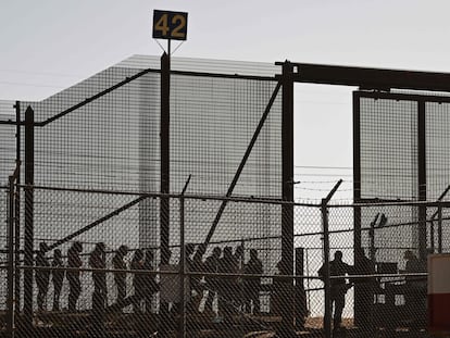 Un grupo de migrantes hace fila en la frontera entre Ciudad Juárez y El Paso, el pasado 11 de mayo.