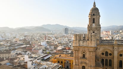 Vista general de la ciudad de Málaga con su catedral en primer plano.