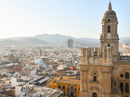 Vista general de la ciudad de Málaga con su catedral en primer plano.