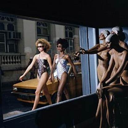 Fotografía de Guy Bourdin para el <i>Calendario Vogue</i> de julio de 1985.