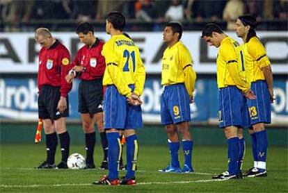 Battaglia, Anderson, Belletti y José Mari guardan un minuto de silencio junto al árbitro y un juez de línea.