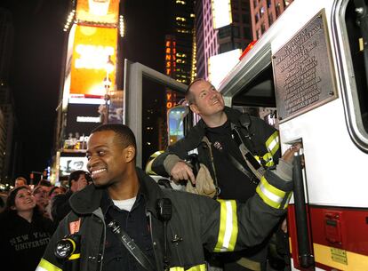 Bomberos de la ciudad de Nueva York celebran en Times Square la muerte de Bin Laden.