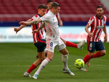 Kroos protege el balón ante Marcos Llorente este domingo en el Wanda.