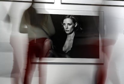 Varias personas observan uno de los retratos de Peter Lindbergh a la actriz Jessica Chastain en la exposición del calendario Pirelli, el 14 de mayo de 2017 en el Museo de Arte Multimedia de Moscú.