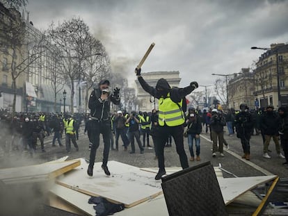 Os 'coletes amarelos' bloqueiam o acesso a uma refinaria de petróleo de Frontignan (França), em 3 de dezembro de 2018.