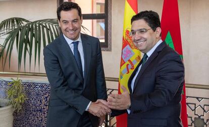 El presidente de la Junta de Andalucía, Juanma Moreno, y el ministro de Asuntos Exteriores de Marruecos, Nasser Bourita.