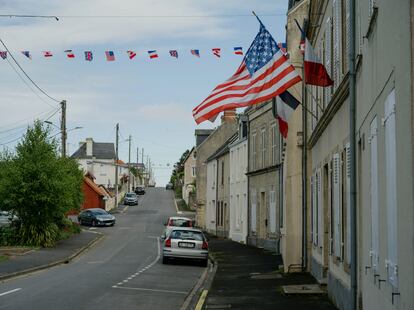 Banderas americanas, británicas y canadienses engalanan las calles en Grandcamp-Maisy.