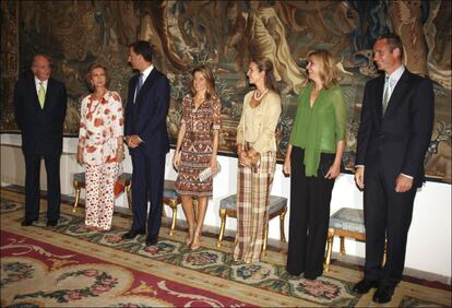 Los Reyes, los príncipes de Asturias, la infanta Elena, la infanta Cristina y su marido, Iñaki Urdangarin, en la recepción a las autoridades baleares celebrada en el Palacio de la Almudaina de Palma de Mallorca en agosto de 2008.