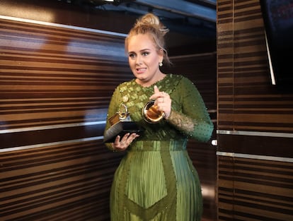 Adele con su grammy partido.