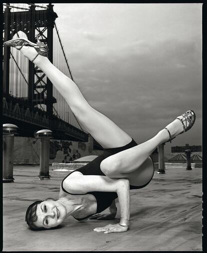 Sharon Gannon, creadora del yoga Jivamukti junto a David Life, en el puente de Manhattan, en Brooklyn (Nueva York), en mayo de 2006.