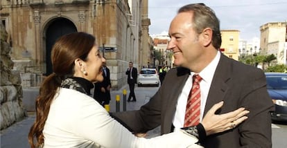 La alcaldesa de Elche, Mercedes Alonso, saluda al presidente del Consell, Alberto Fabra.